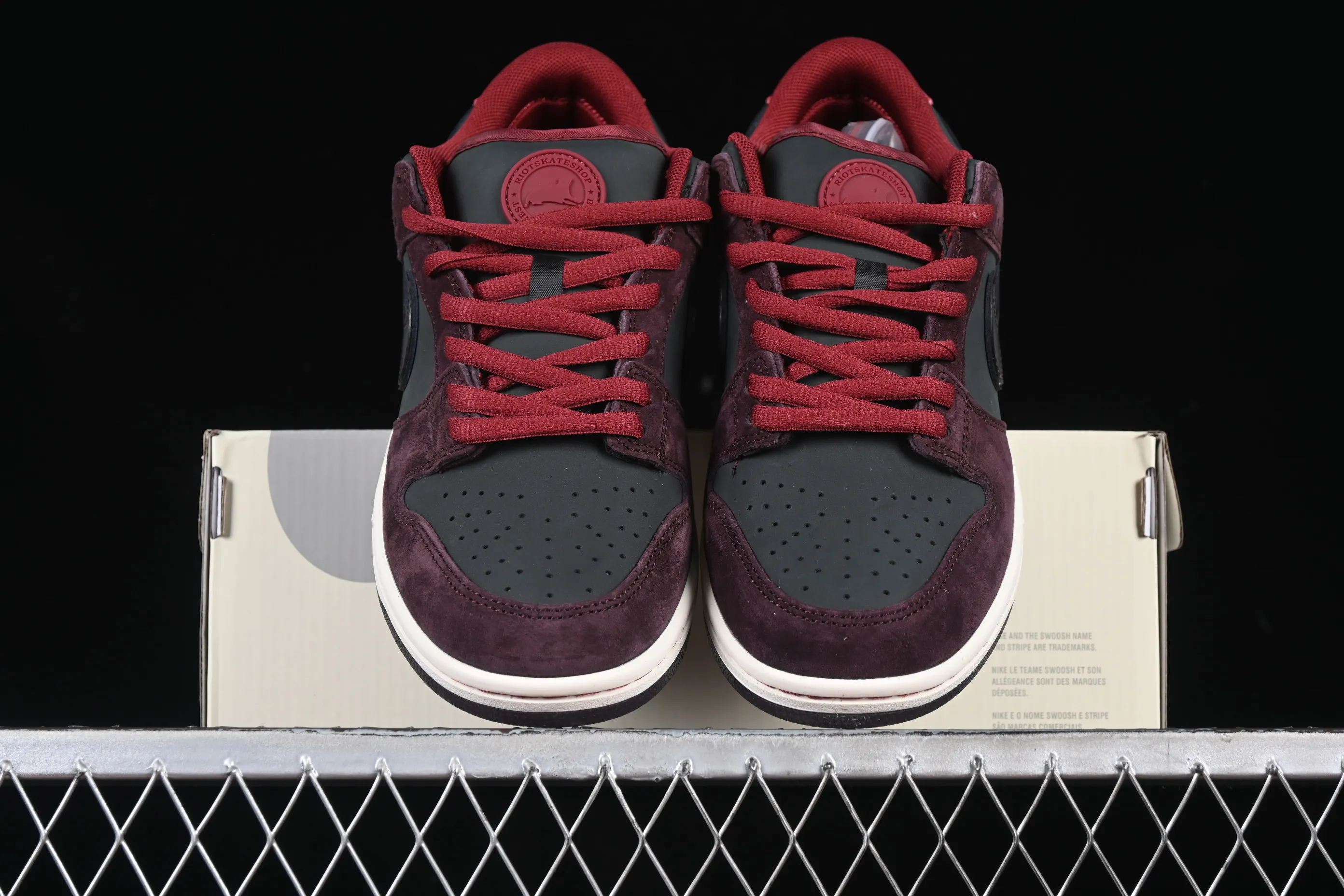 All categories Nk SB Dunk Series Nk SB Dunk Low low-top sneakers K version Riot Skateshop x Nk SB Dunk Low joint model Bordeaux red low-top casual sneakers FZ1289-200